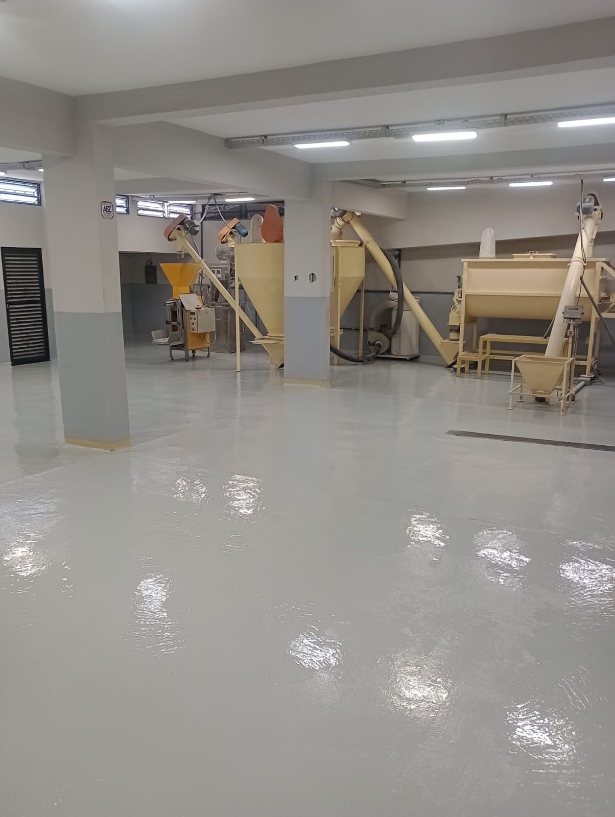 Piso industrial cinza com acabamento em resina epóxi brilhante