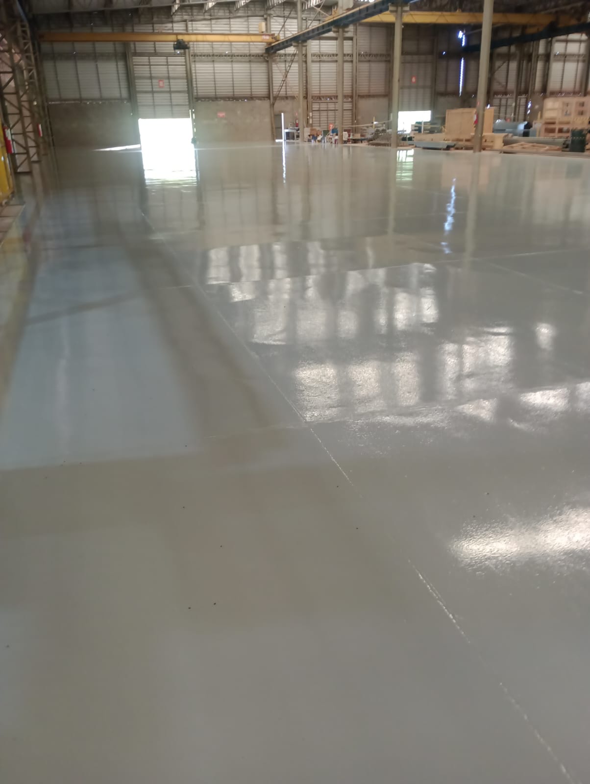 Aplicação de piso autonivelante em galpão industrial