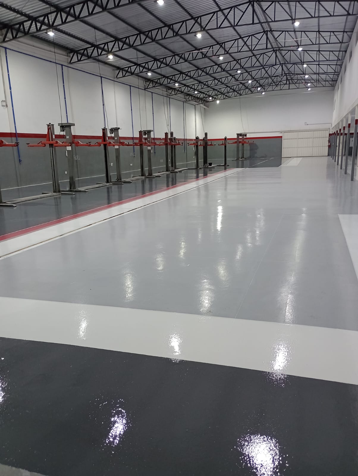 Piso de fábrica resistente com pintura epóxi cinza claro