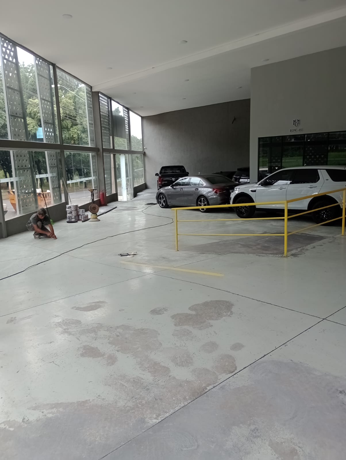 Equipe da JP Pisos aplicando resina em piso industrial