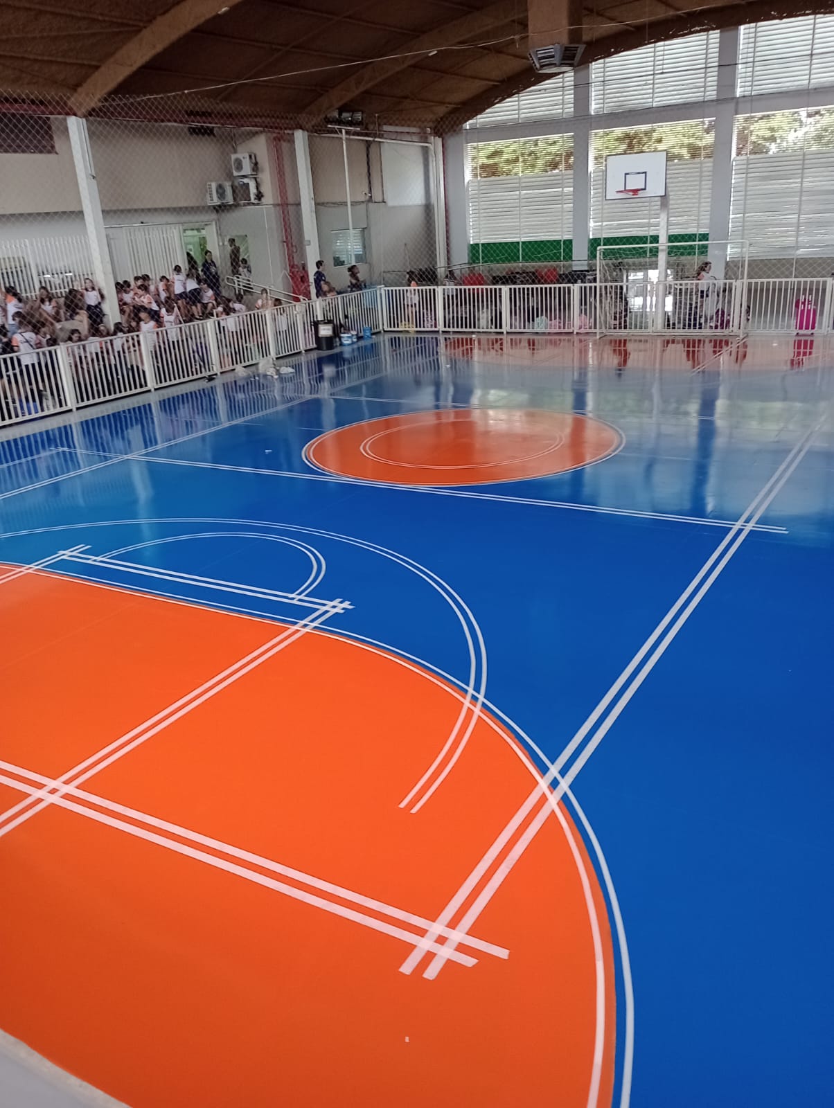 Pintura de quadra poliesportiva finalizada em azul e verde